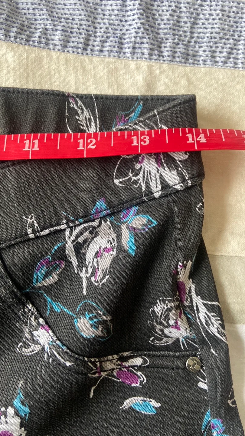 HUE Women's Floral Print Cropped Jeans - Size M/M image indicator(6)