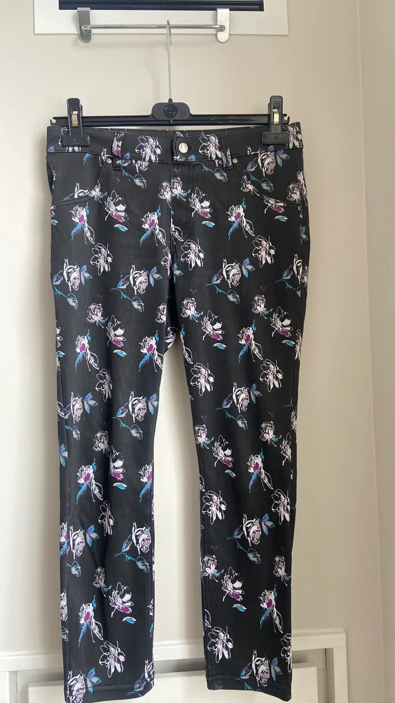 HUE Women's Floral Print Cropped Jeans - Size M/M thumbnail