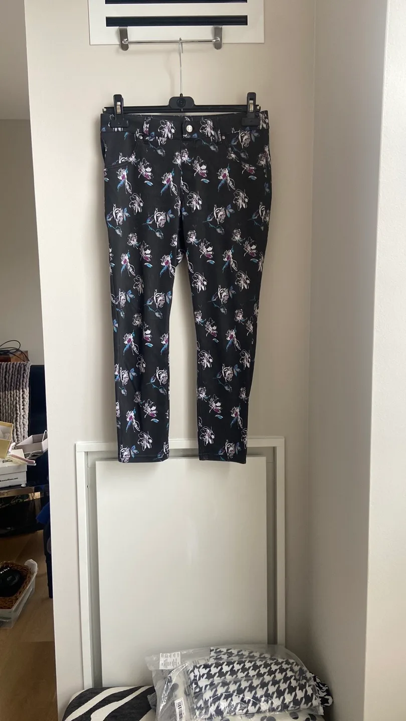 HUE Women's Floral Print Cropped Jeans - Size M/M image indicator(2)