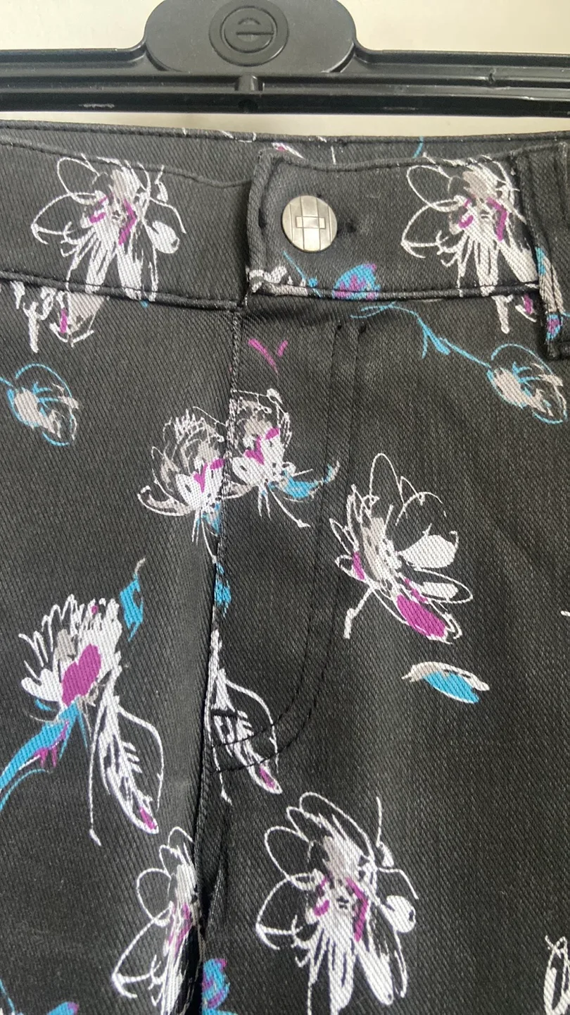 HUE Women's Floral Print Cropped Jeans - Size M/M image indicator(3)