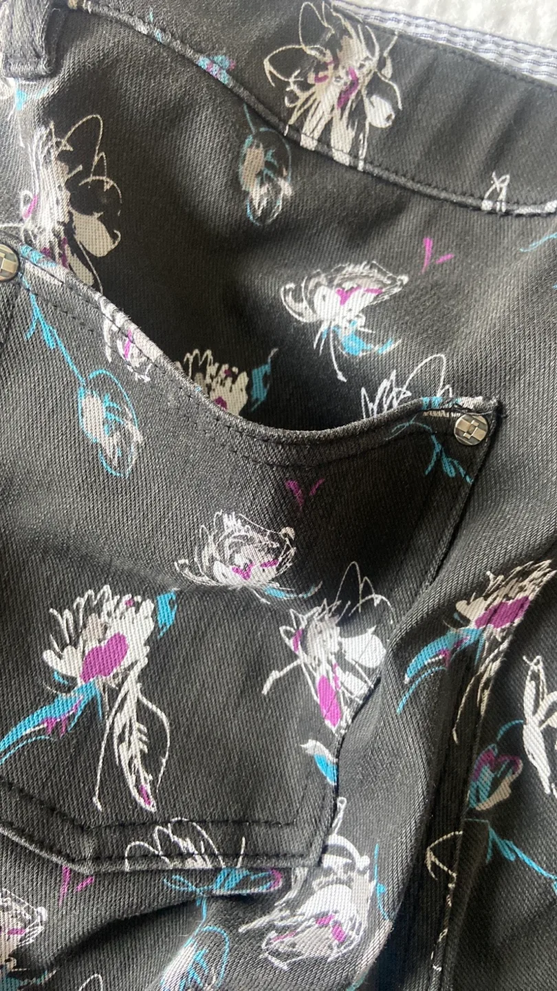 HUE Women's Floral Print Cropped Jeans - Size M/M image indicator(5)