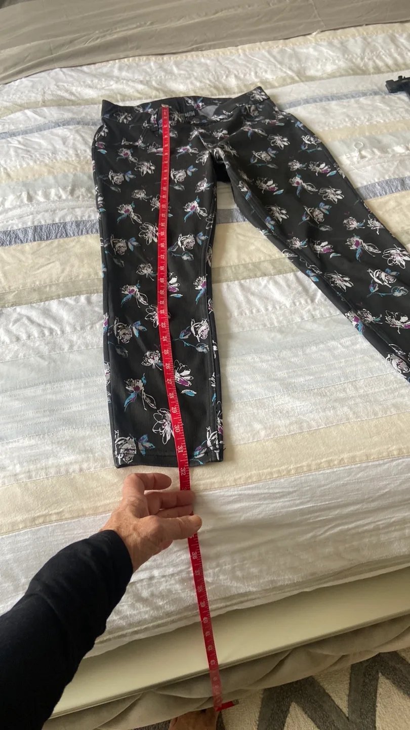 HUE Women's Floral Print Cropped Jeans - Size M/M image indicator(7)