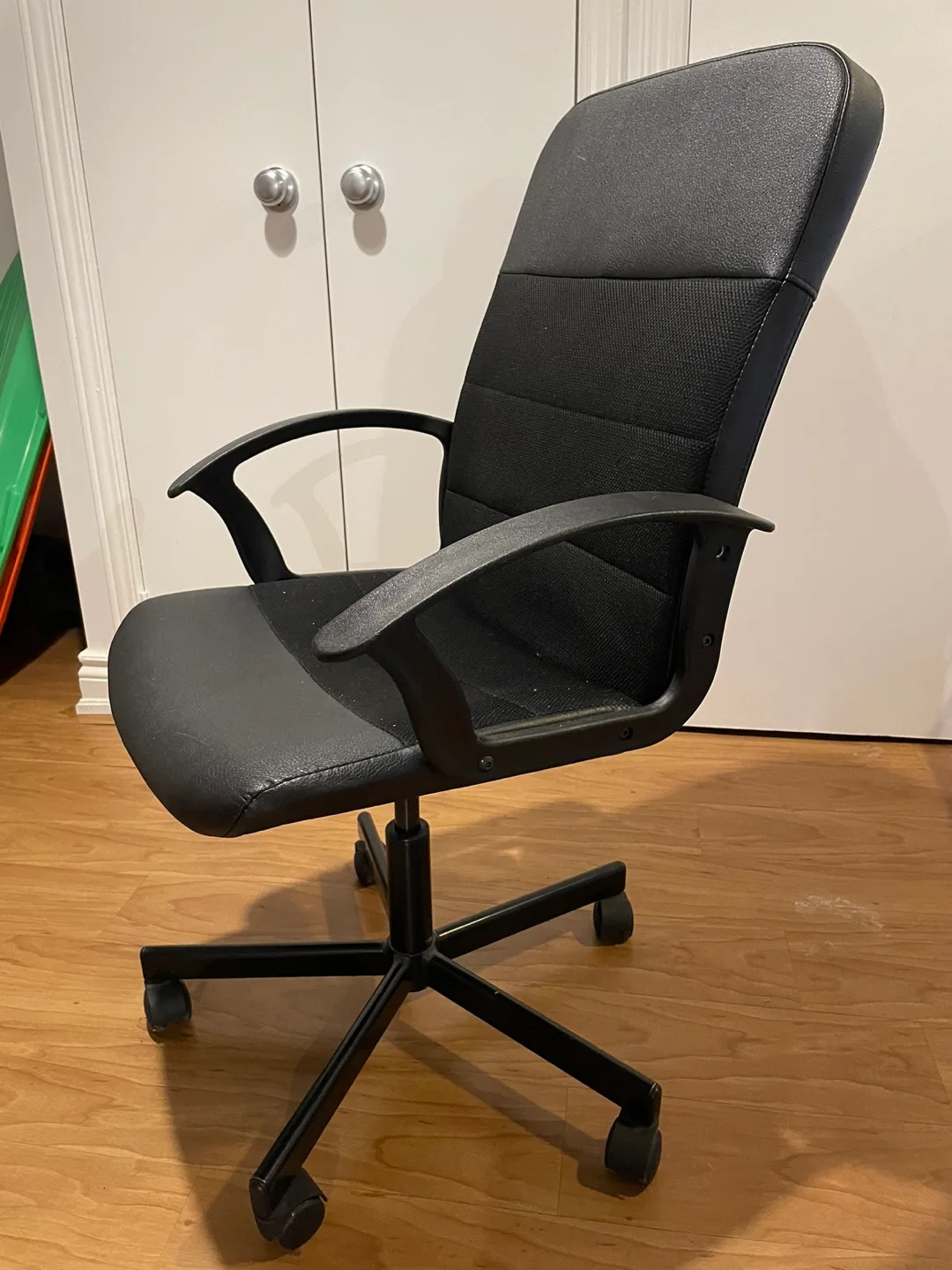 Black Office Chair with Wheels image indicator(2)