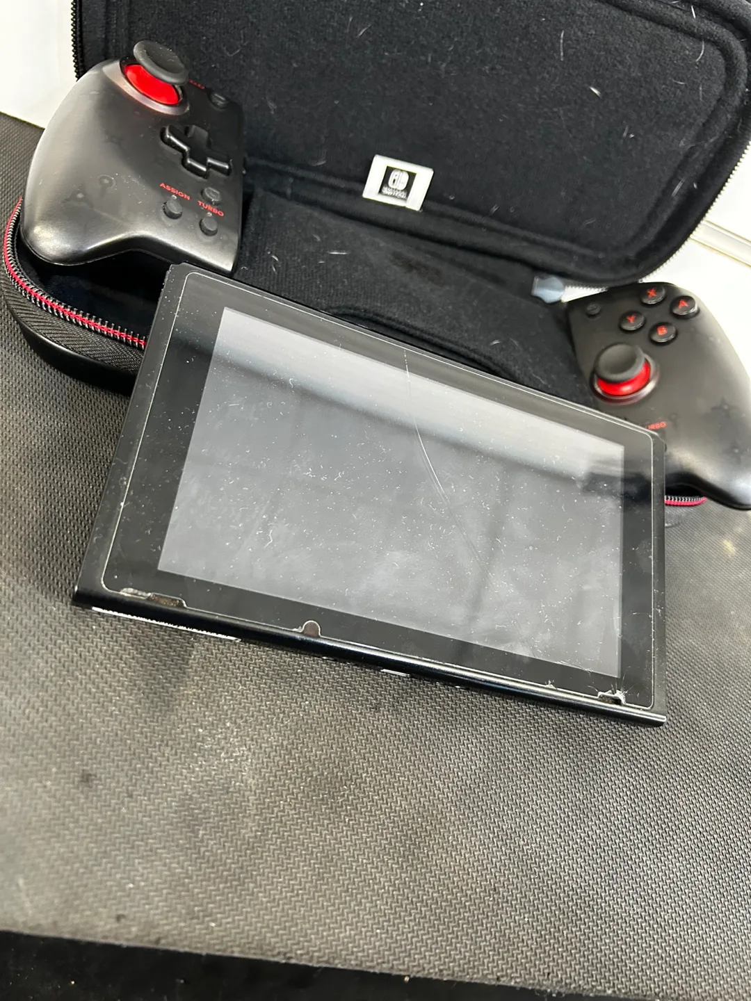 Nintendo Switch and Carrying Case image indicator(4)