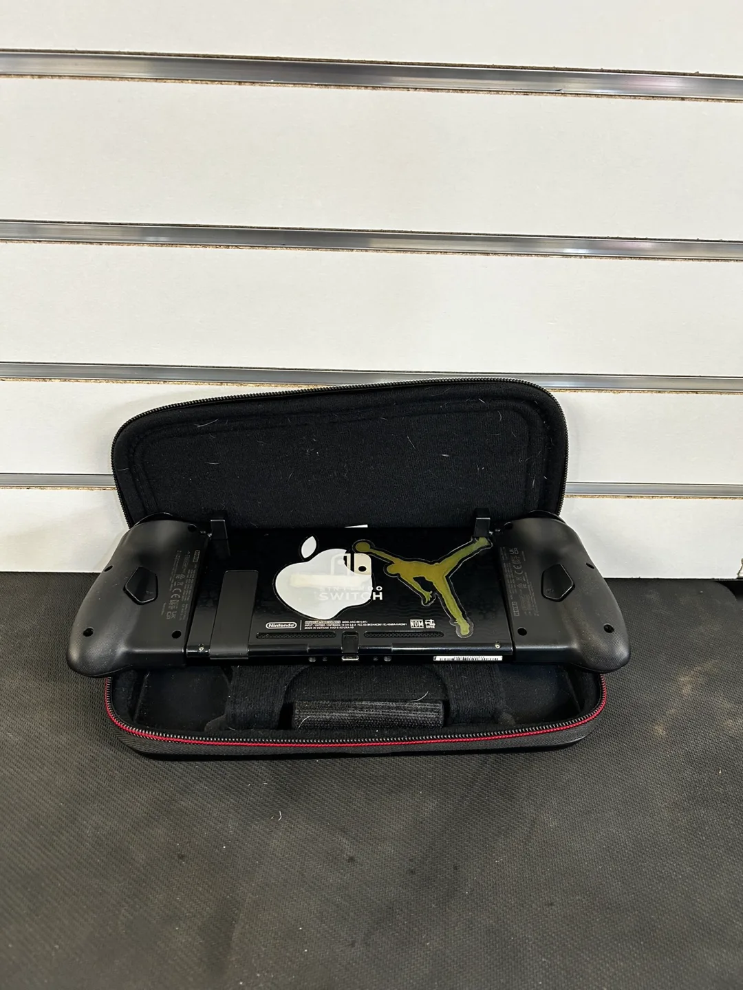 Nintendo Switch and Carrying Case image indicator(2)