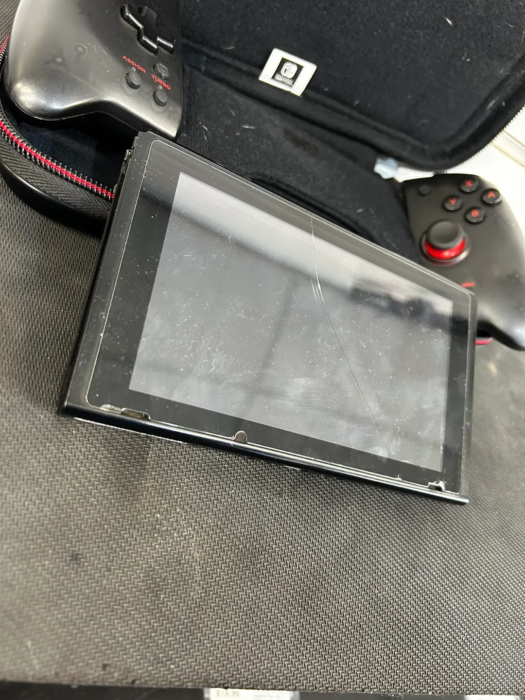 Nintendo Switch and Carrying Case image indicator(3)