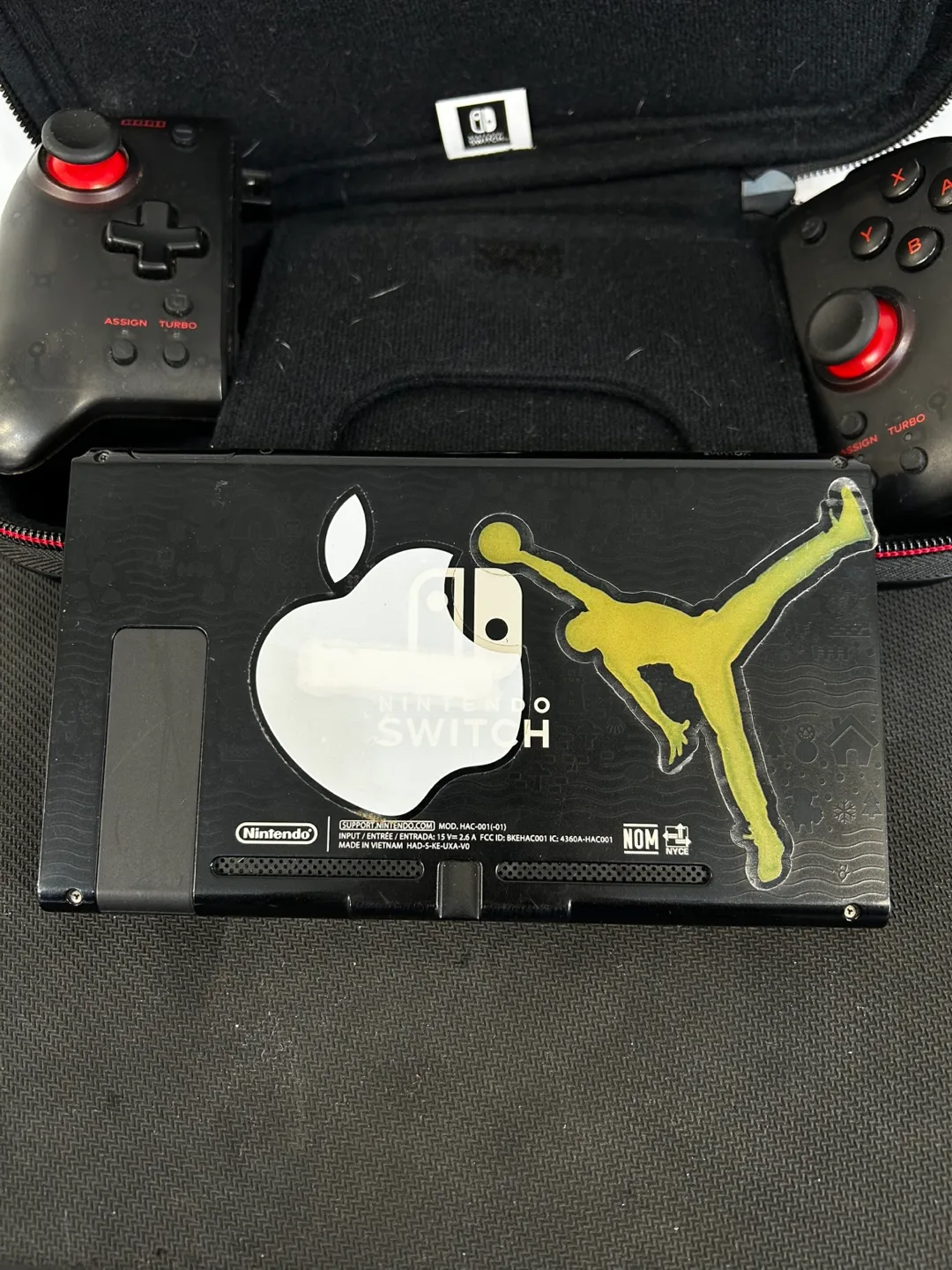 Nintendo Switch and Carrying Case image indicator(5)