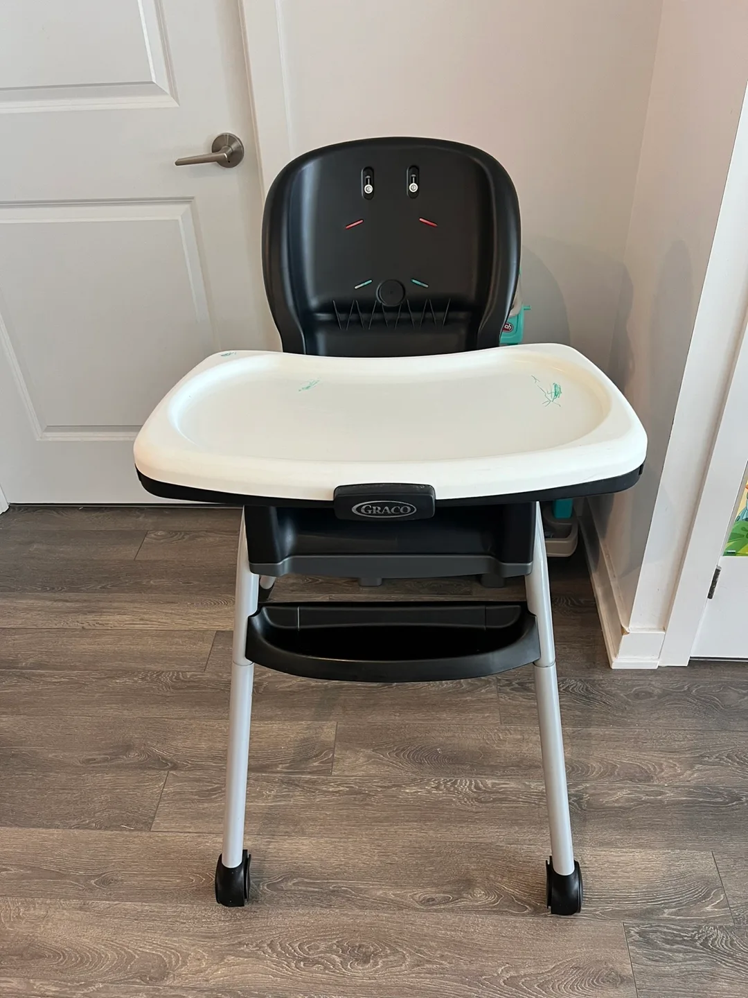 Graco Highchair - Black and White image indicator(2)