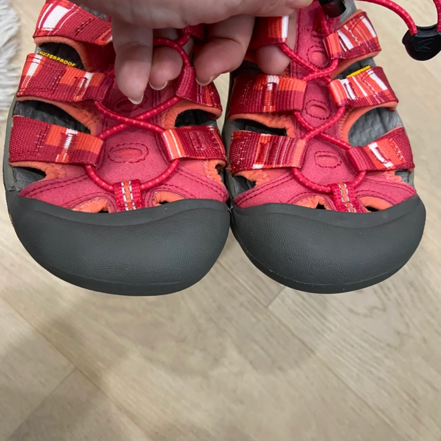 Size 4/37 kids keen sandals image indicator(2)