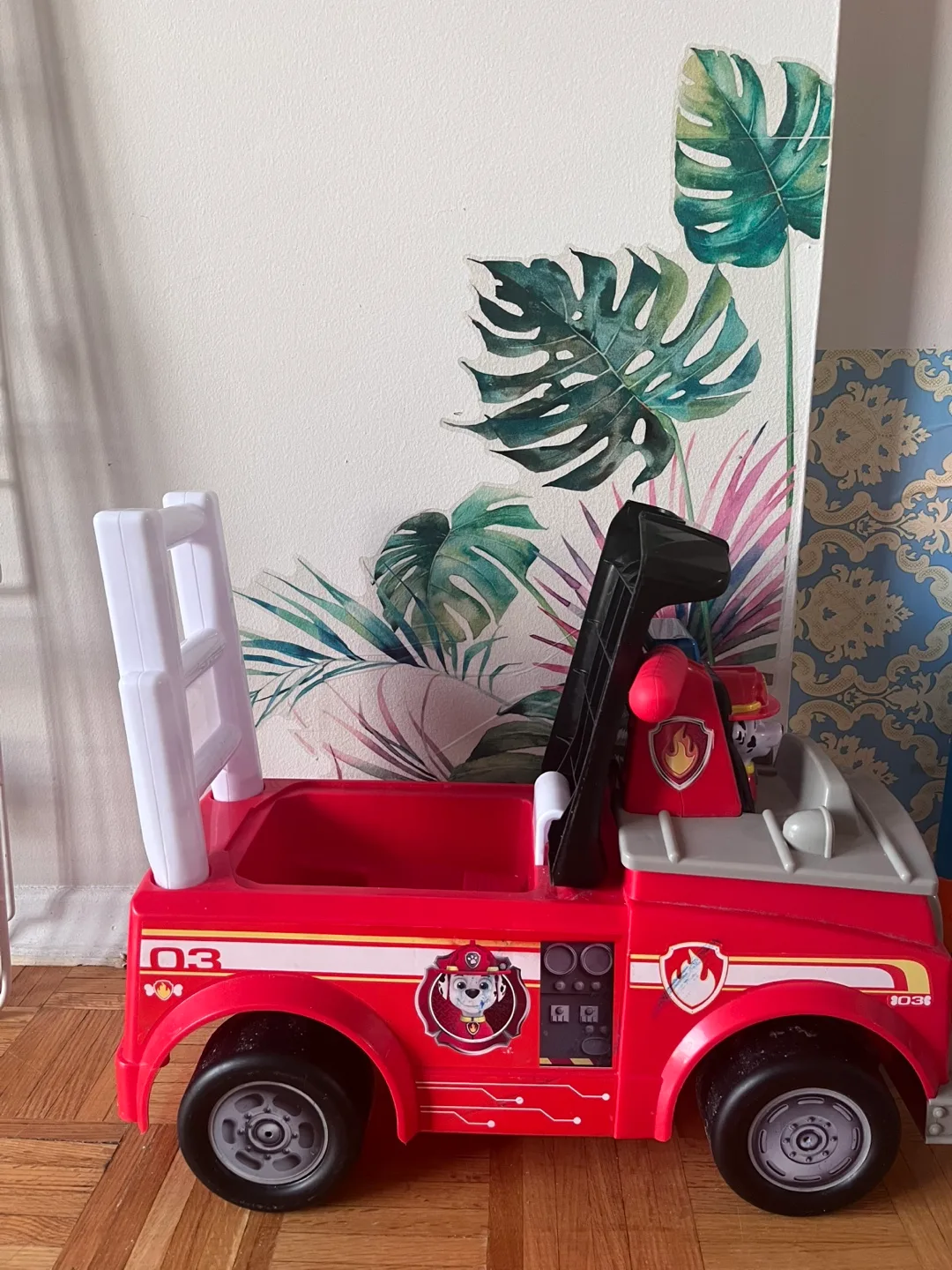 Paw Patrol Marshall's Firetruck Ride-On with music image indicator(3)