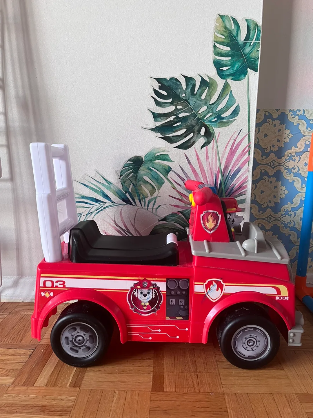 Paw Patrol Marshall's Firetruck Ride-On with music image indicator(2)
