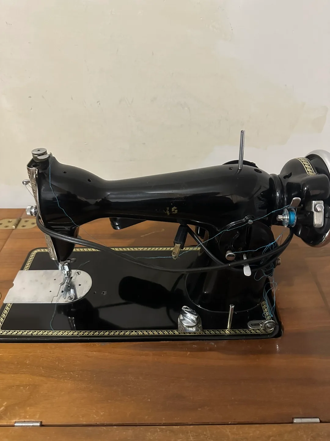 Vintage Singer Sewing Machine with Cabinet image indicator(6)