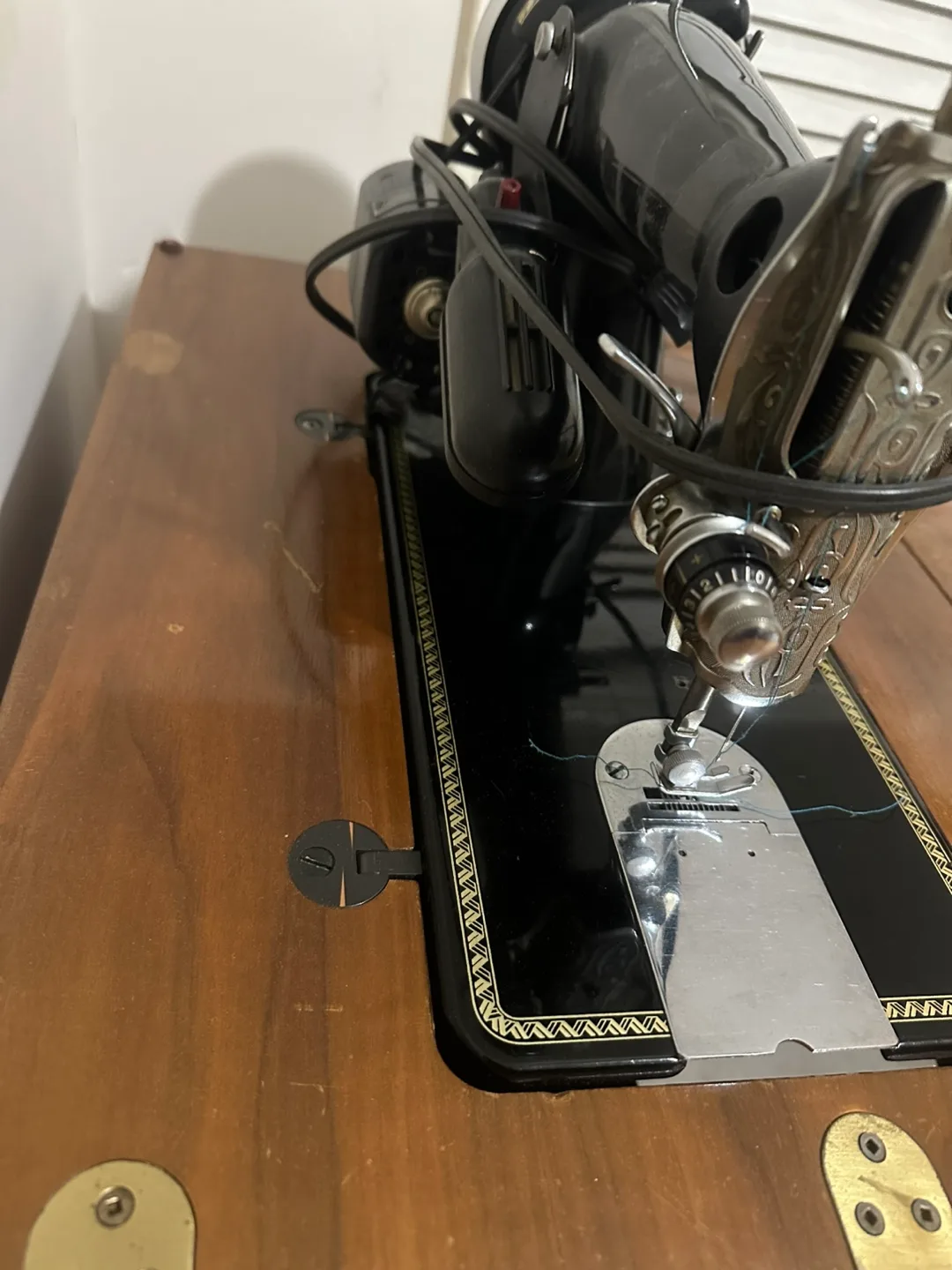 Vintage Singer Sewing Machine with Cabinet image indicator(4)