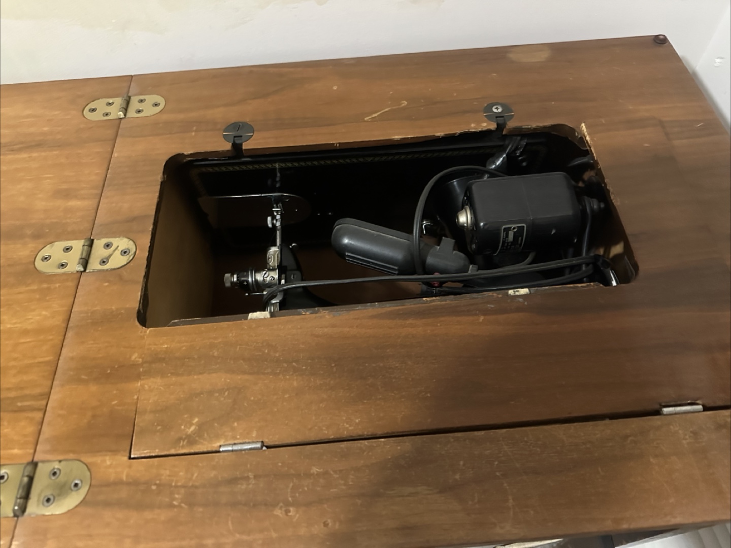 Vintage Singer Sewing Machine with Cabinet - photo 5