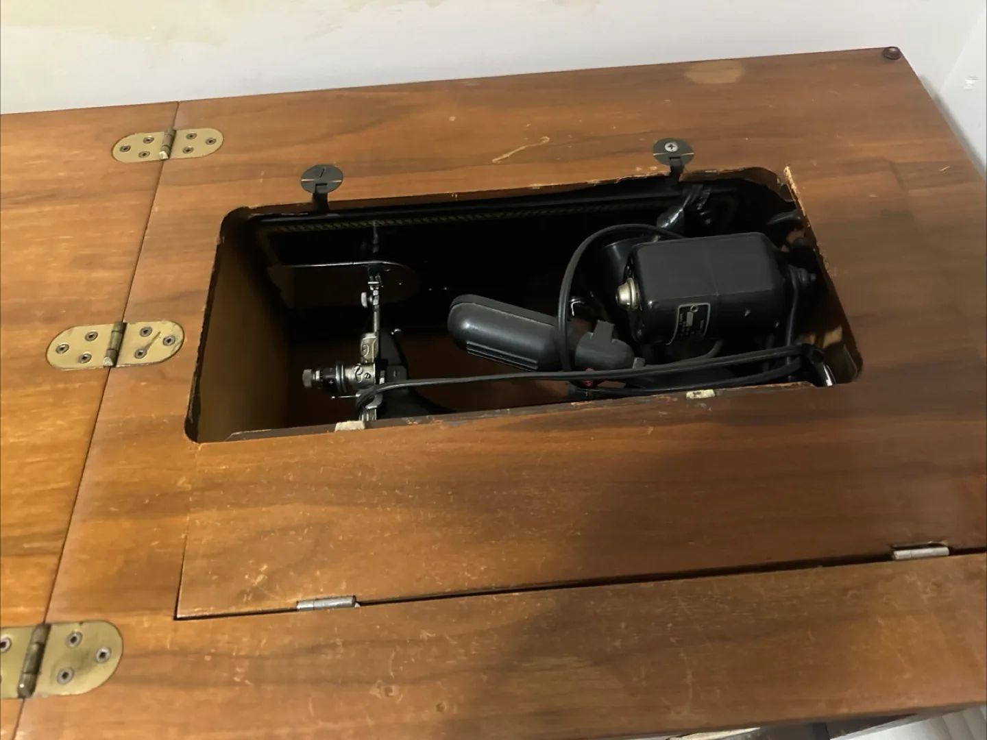 Vintage Singer Sewing Machine with Cabinet image indicator(5)