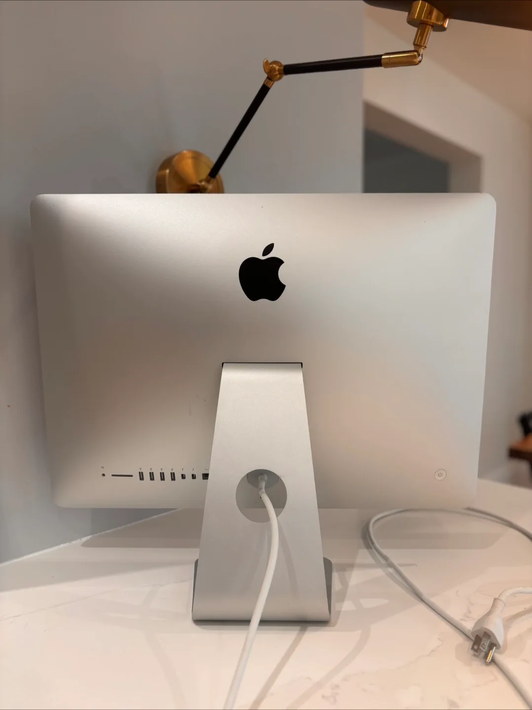 2014 Apple iMac 21.5-inch w Apple keyboard & mouse image indicator(4)