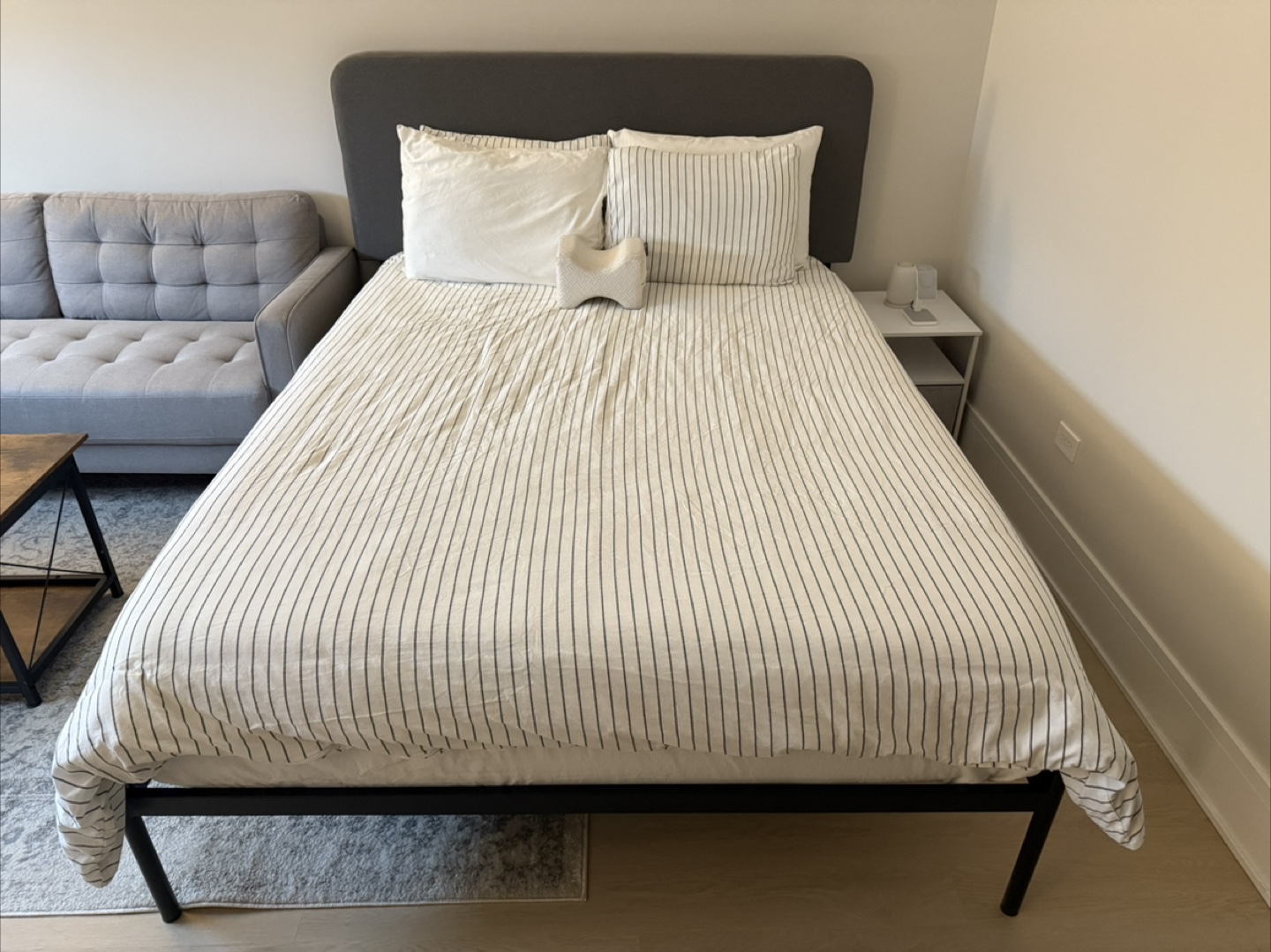 Queen size air mattress with built in pump - photo 2