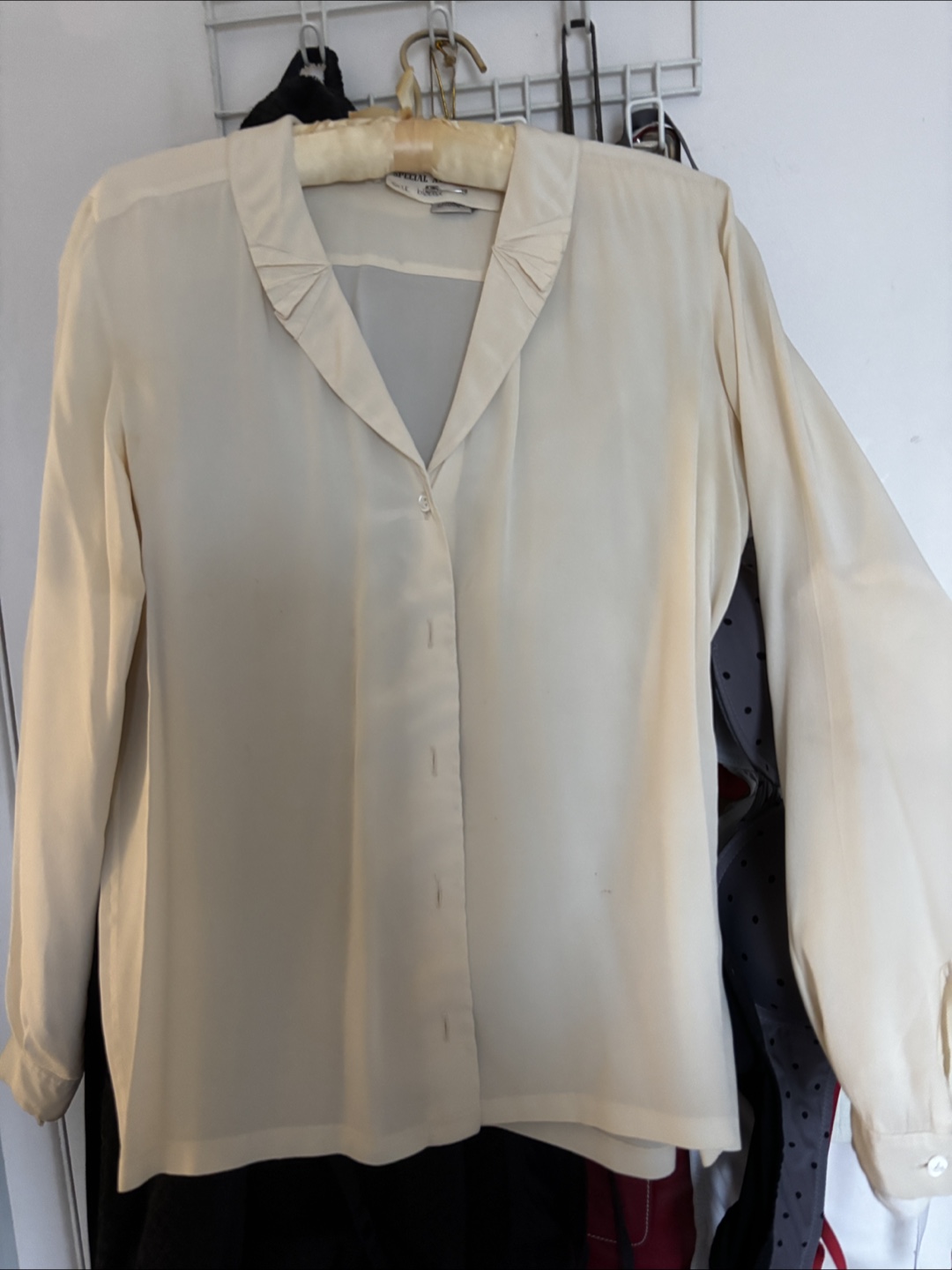 Cream-coloured long-sleeve silk blouse - photo 2