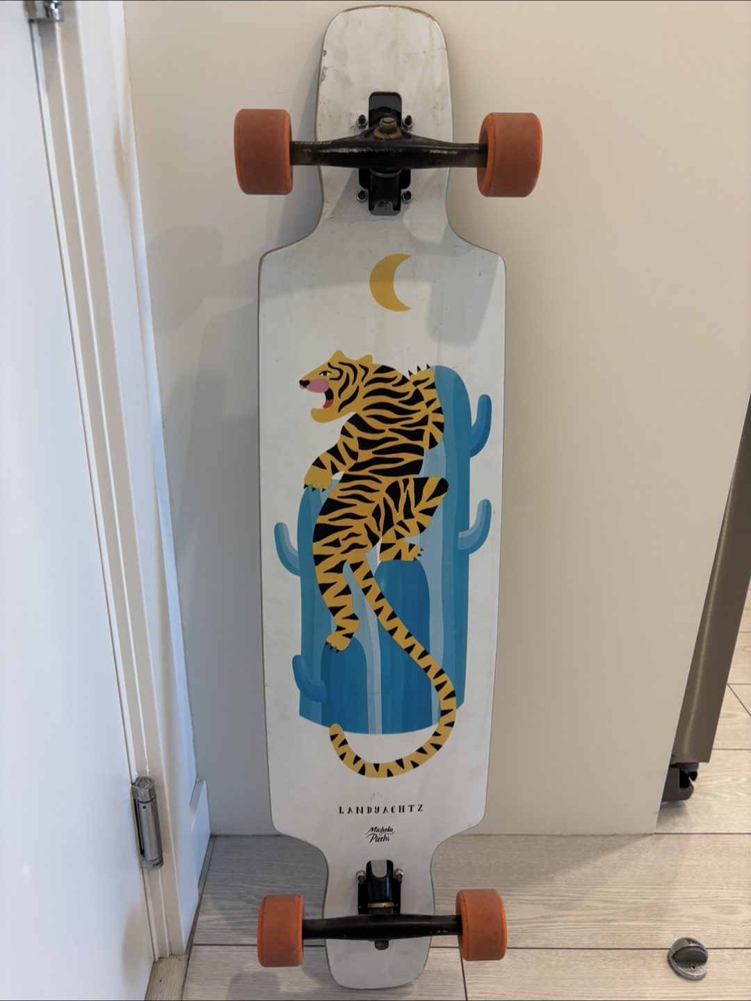 Longboard (LANDYACHTZ Drop Carve 40)