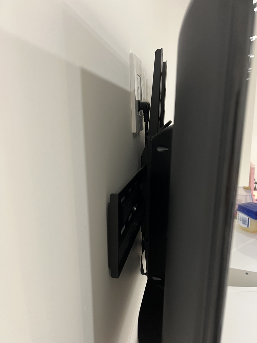 Samsung TV with wall mount - photo 3