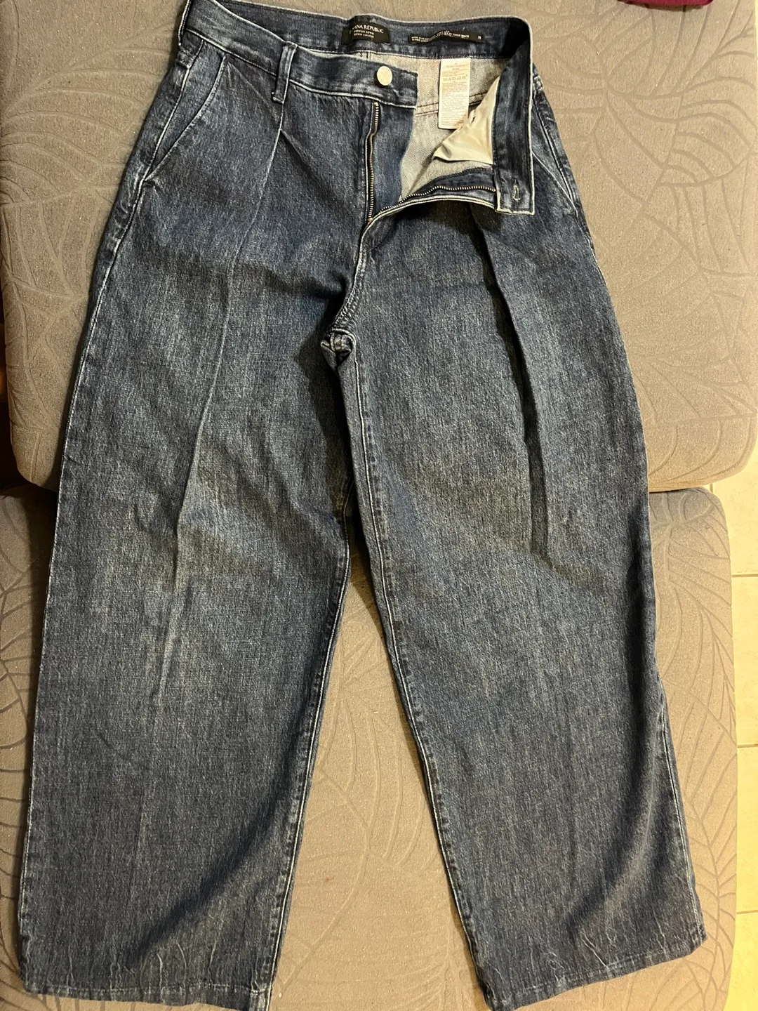 Banana Republic High-Rise Relaxed Wide Leg Jeans - Size 25 image indicator(3)
