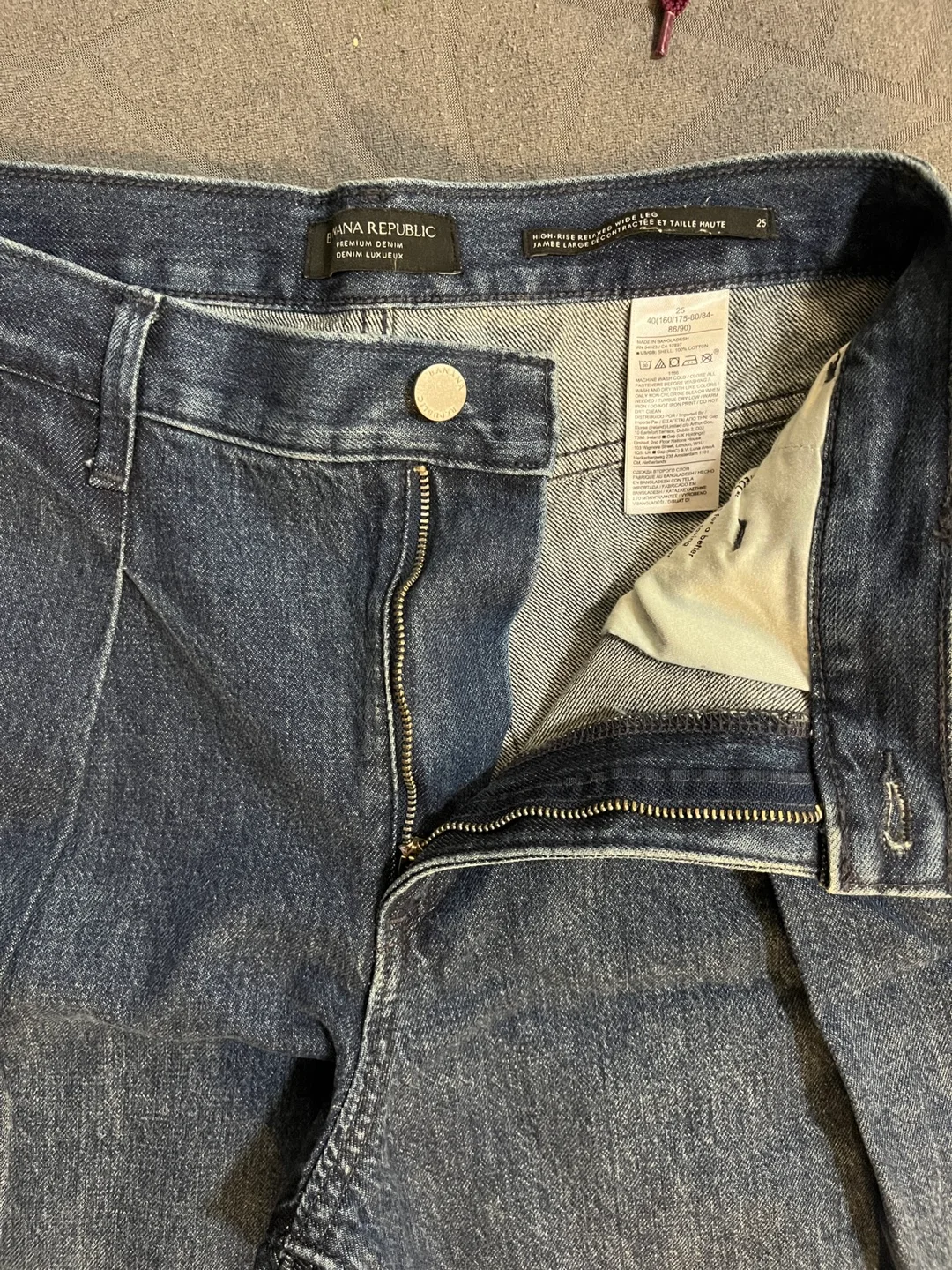Banana Republic High-Rise Relaxed Wide Leg Jeans - Size 25 image indicator(4)