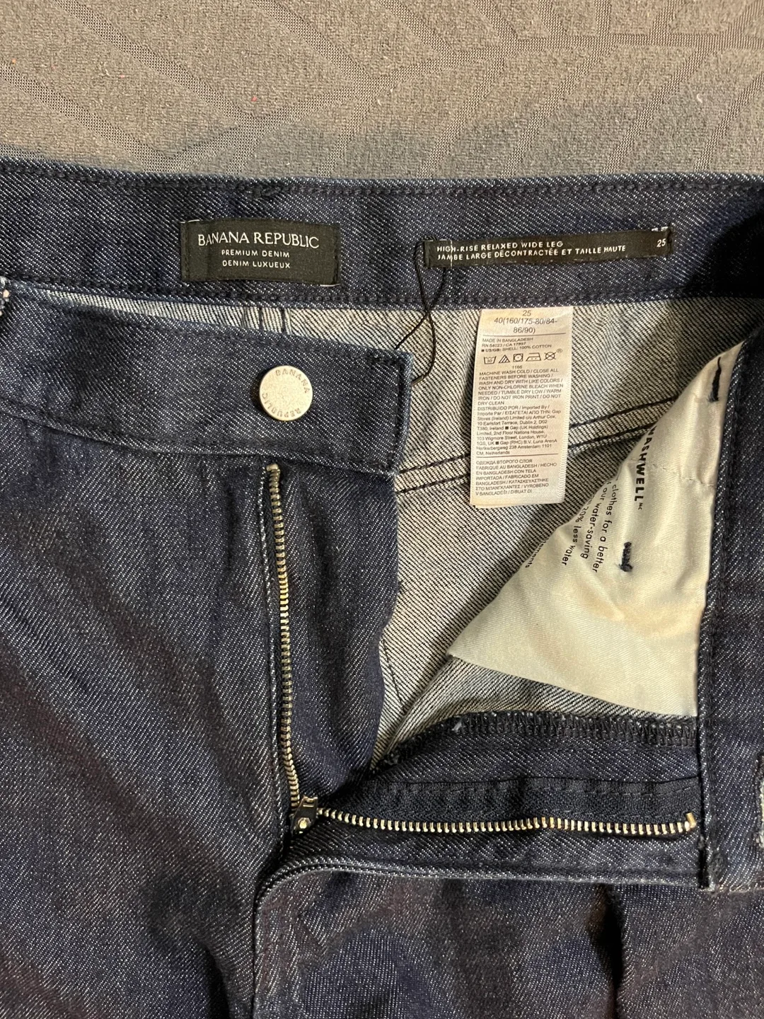 Banana Republic High-Rise Relaxed Wide Leg Jeans - Size 25 image indicator(2)