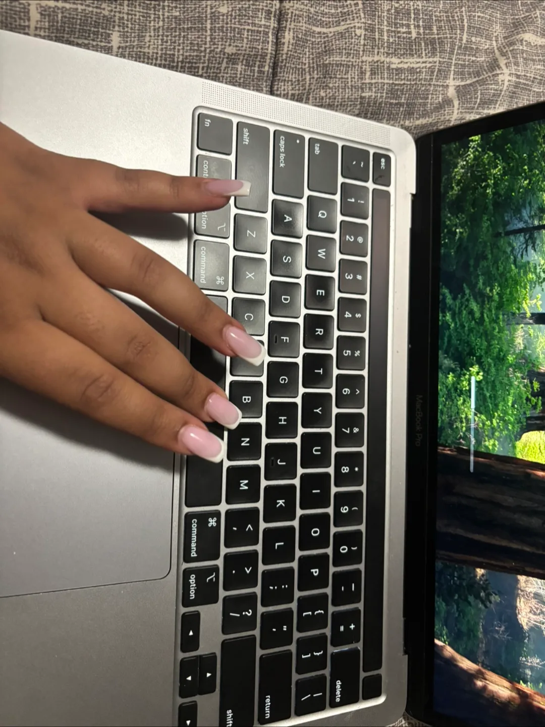 MacBook Pro 13-inch Laptop 2020 image indicator(5)