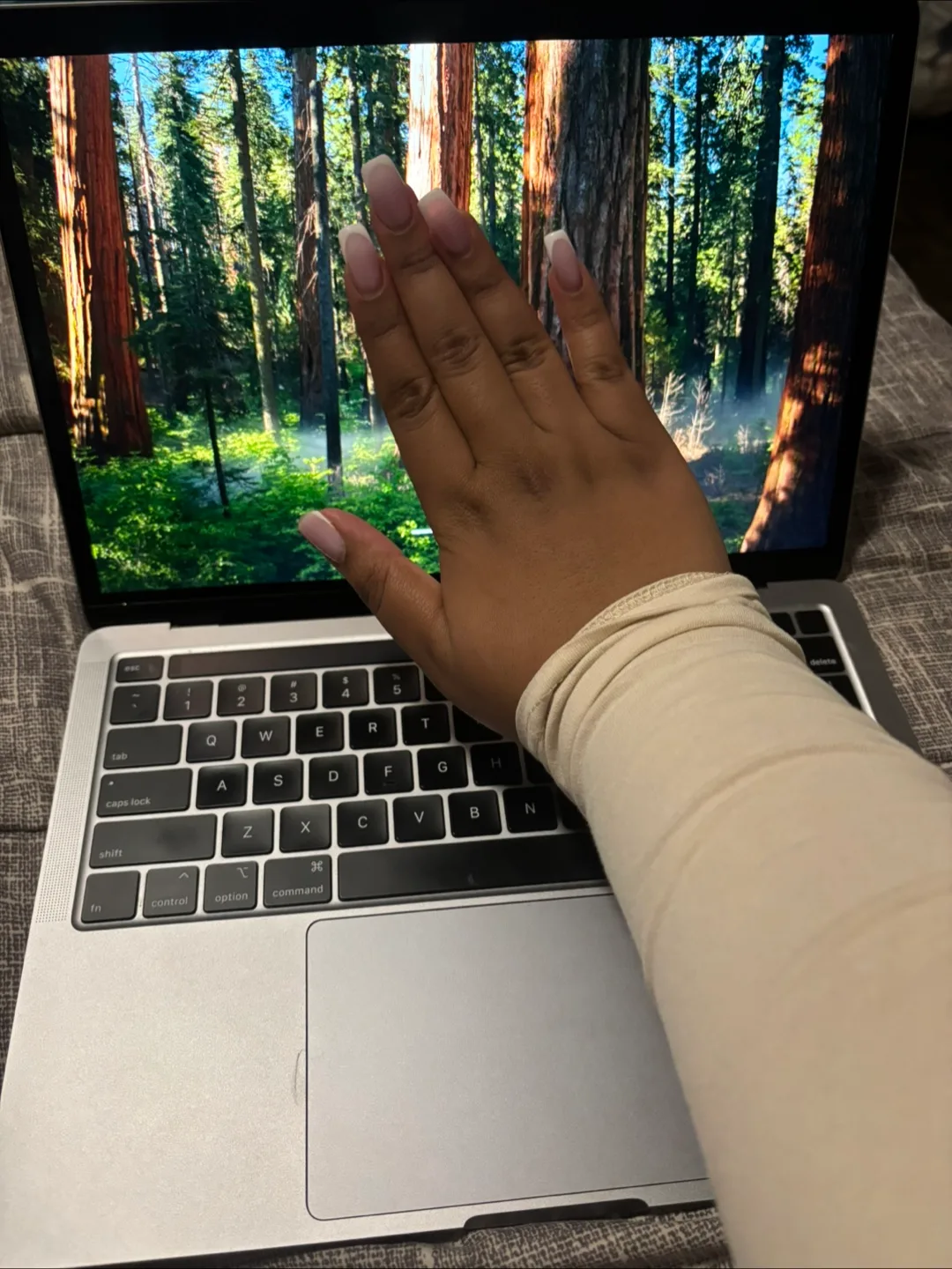 MacBook Pro 13-inch Laptop 2020 image indicator(6)