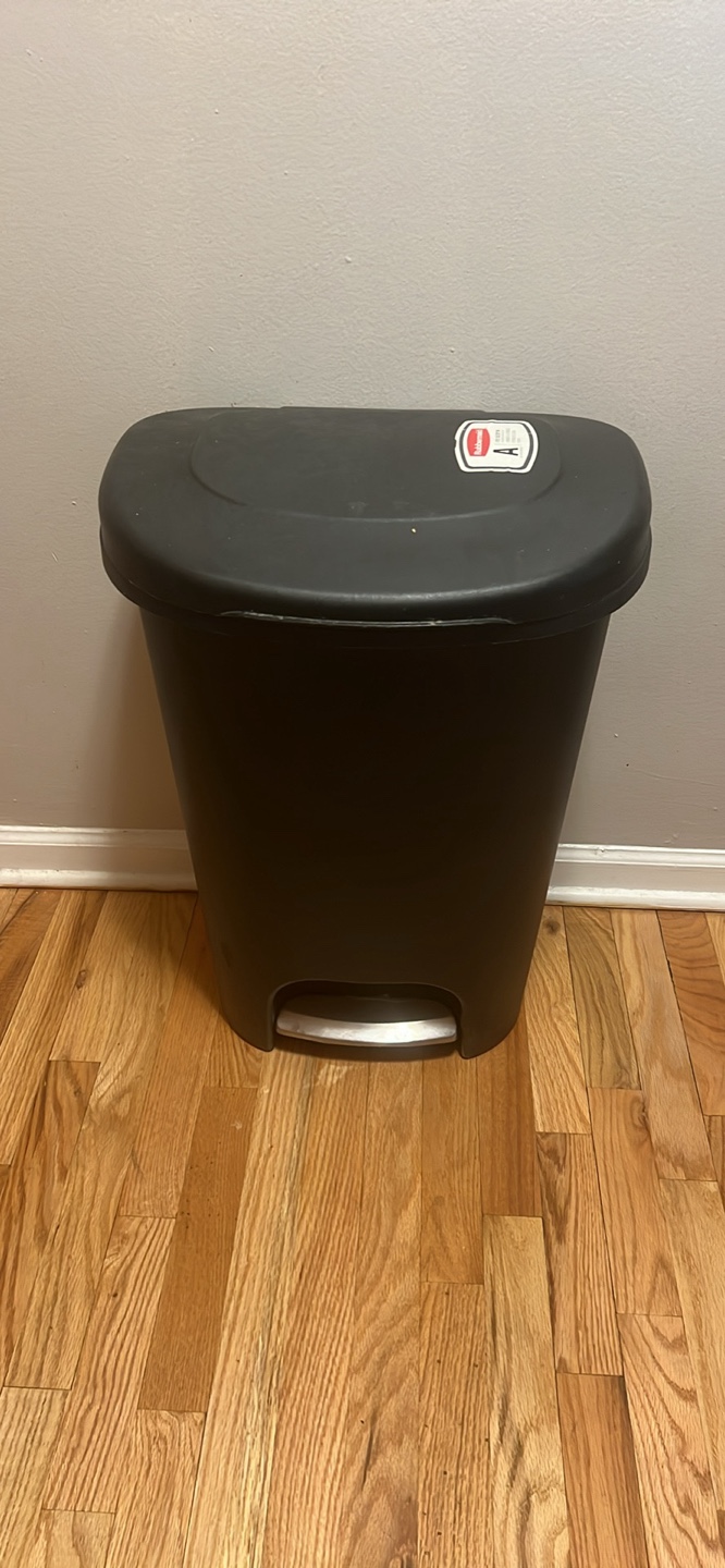 Rubbermaid Step Trash Can - photo 2