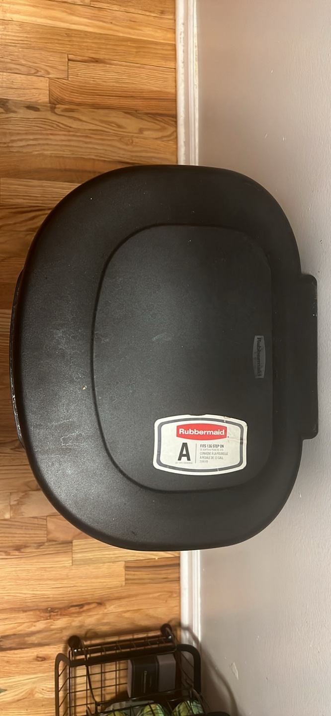 Rubbermaid Step Trash Can