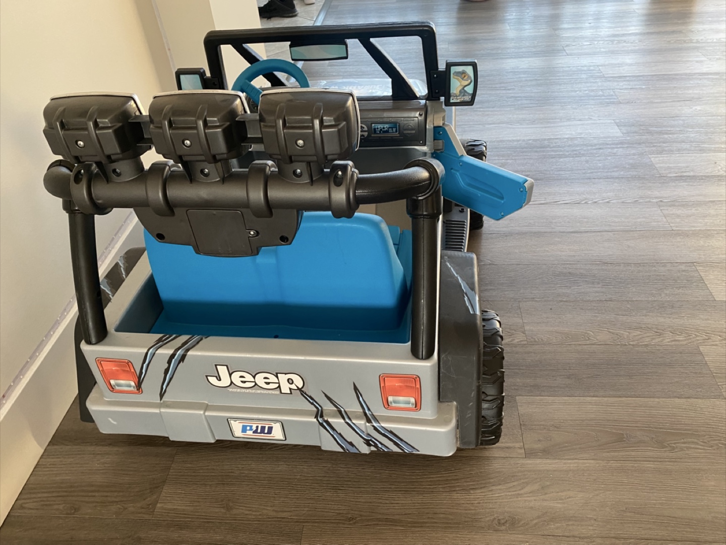 Kids Electric Ride-On Jeep “Jurassic World” - photo 5