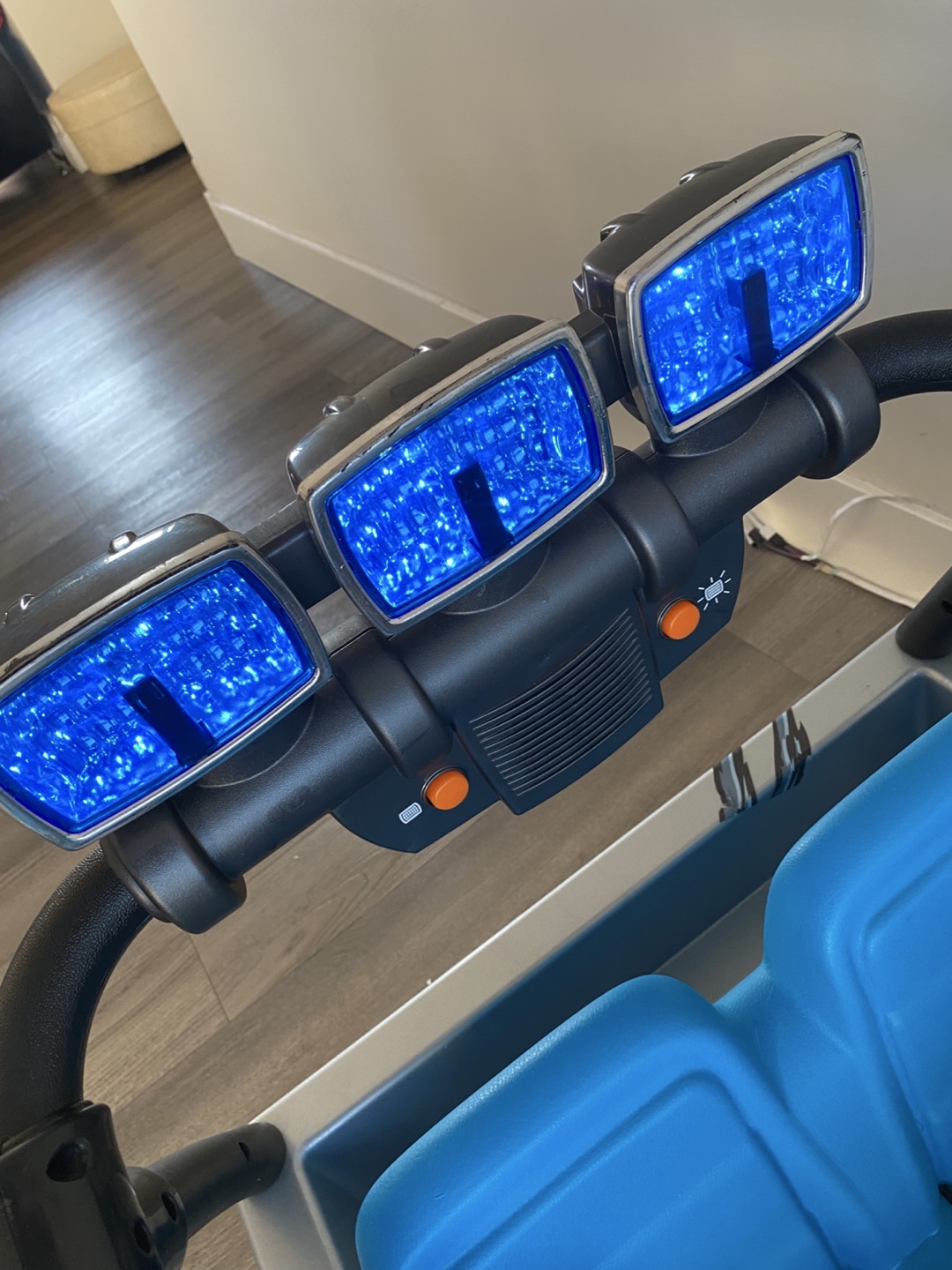 Kids Electric Ride-On Jeep “Jurassic World” - photo 3