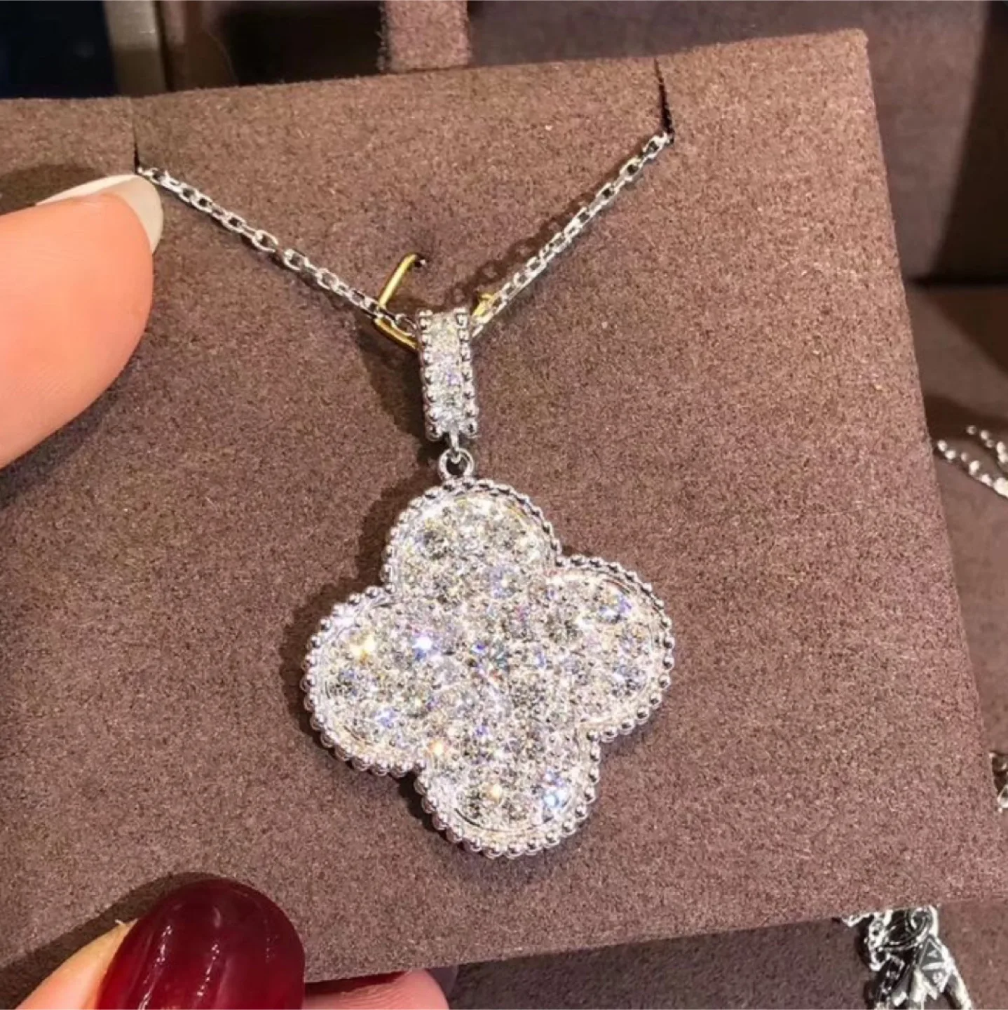 18K white gold filled magic clover moissanite necklace image indicator(3)