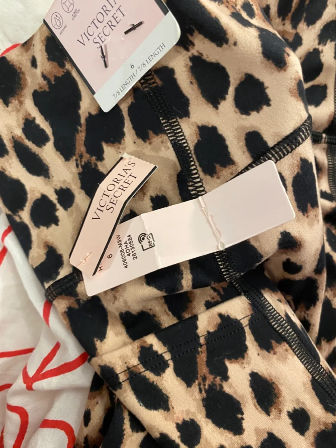 Victoria's Secret 7/8 Length Leopard Print Leggings - Size 6 image indicator(4)