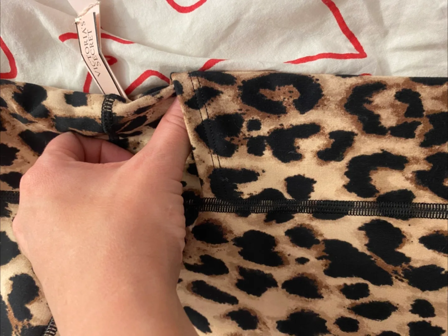 Victoria's Secret 7/8 Length Leopard Print Leggings - Size 6 image indicator(5)