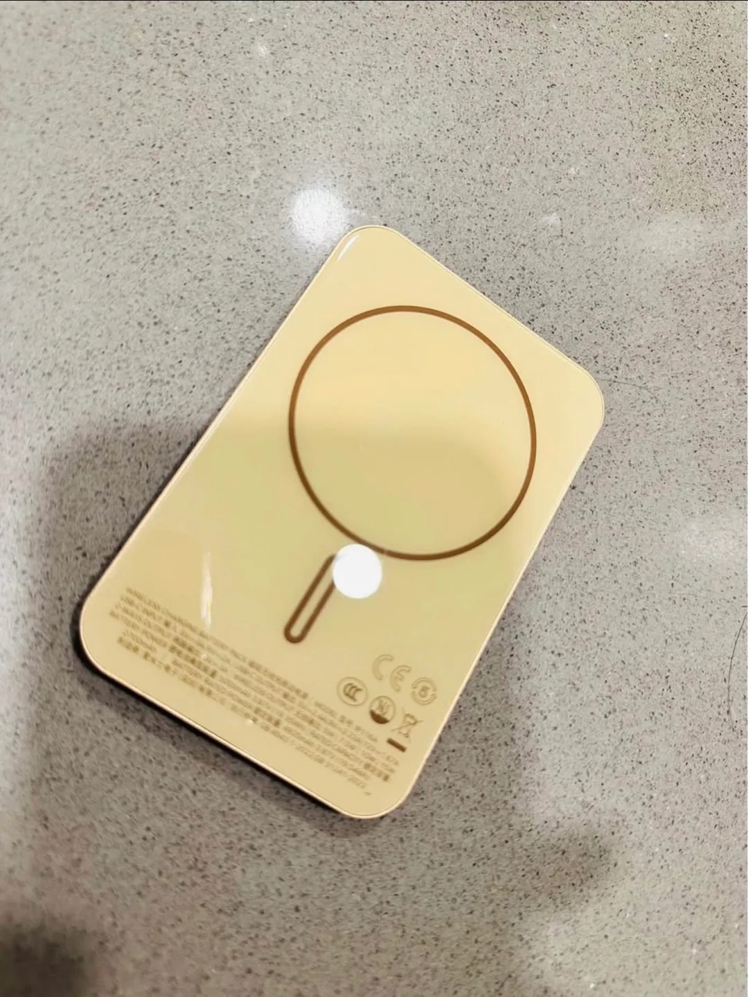 Momax Q.Mag X 5000mAh Portable Charger - Gold image indicator(2)