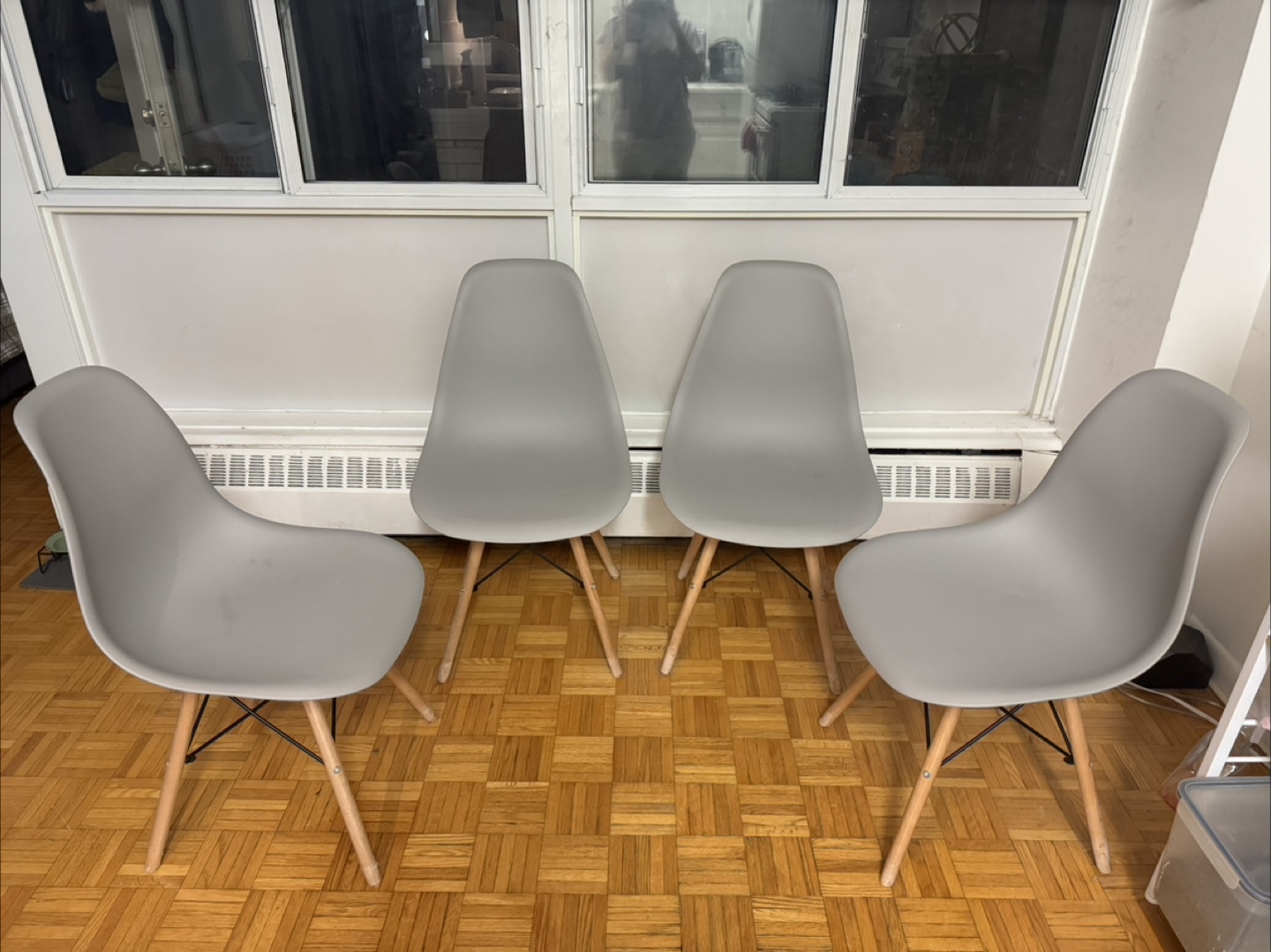 Set of four grey plastic dining chairs with wooden legs - photo 3