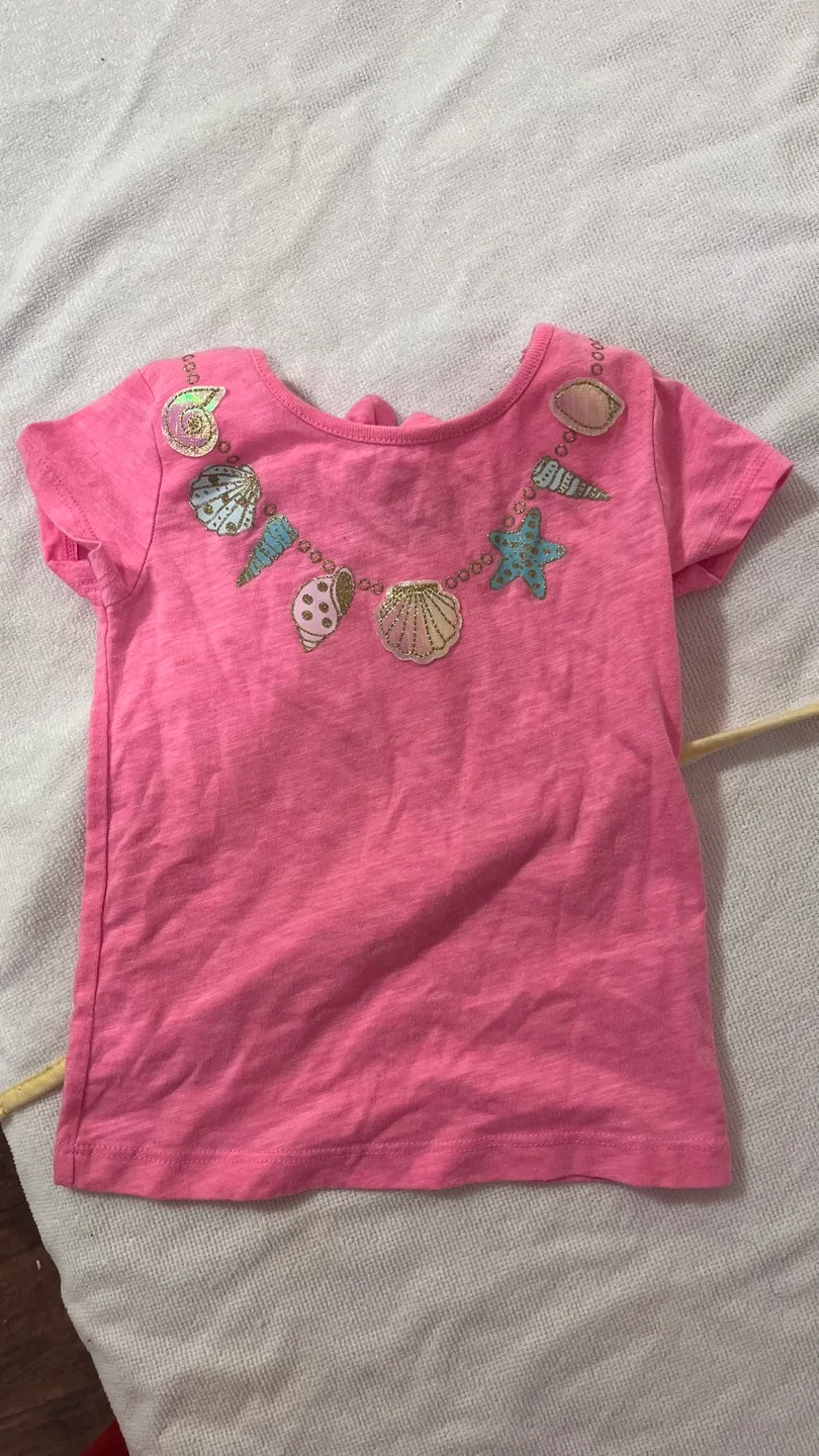 Three adorable girls' tops – Sizes vary thumbnail