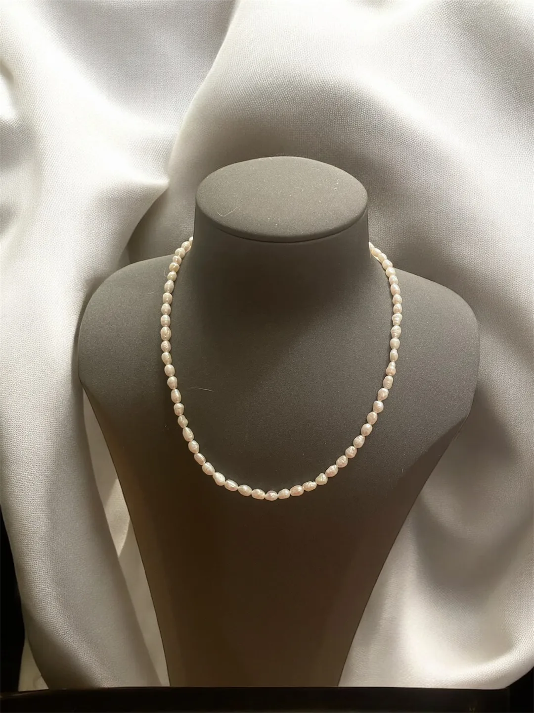 Elegant Pearl Necklace thumbnail