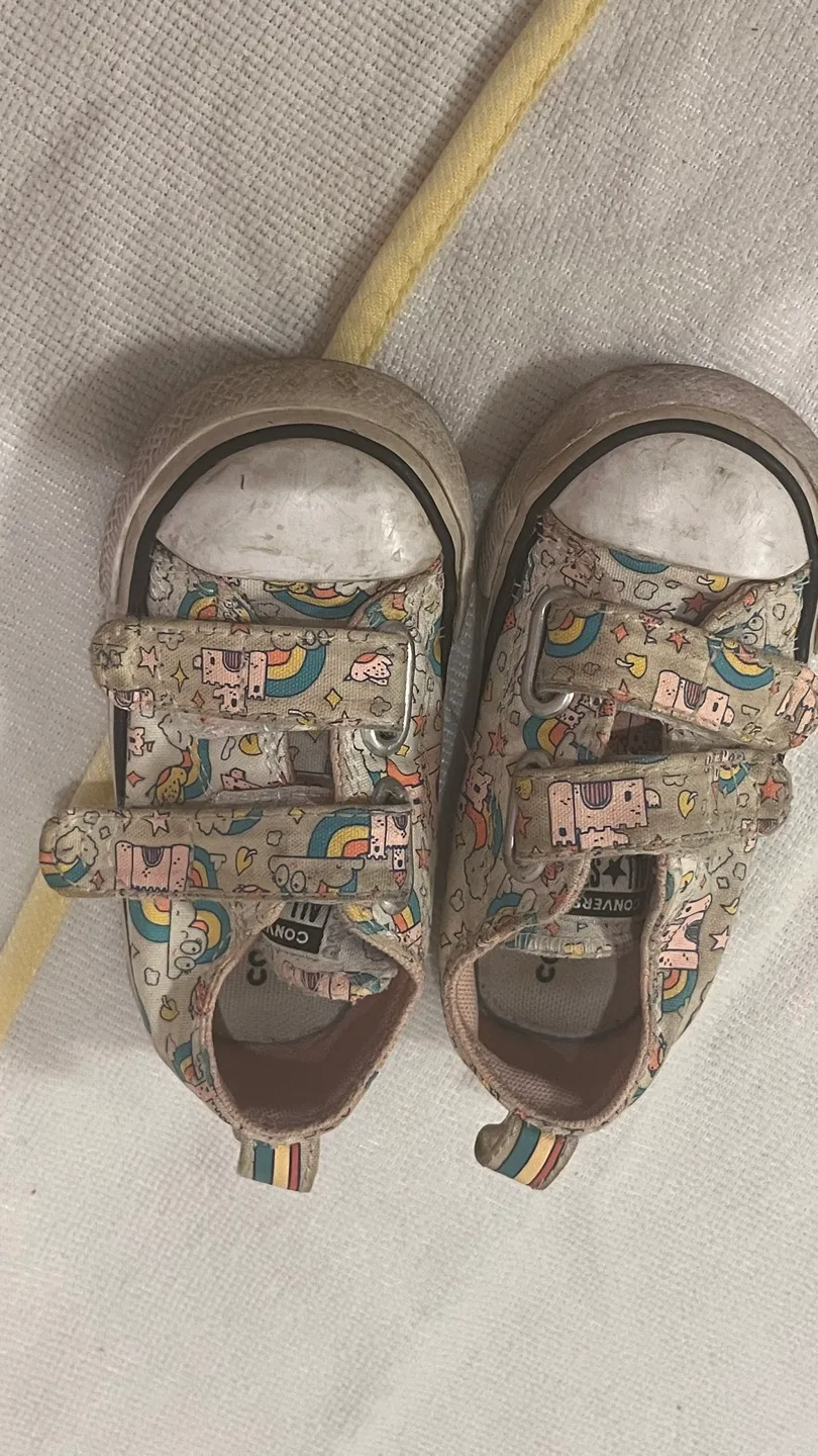 Converse Toddler Shoes Size 8 thumbnail