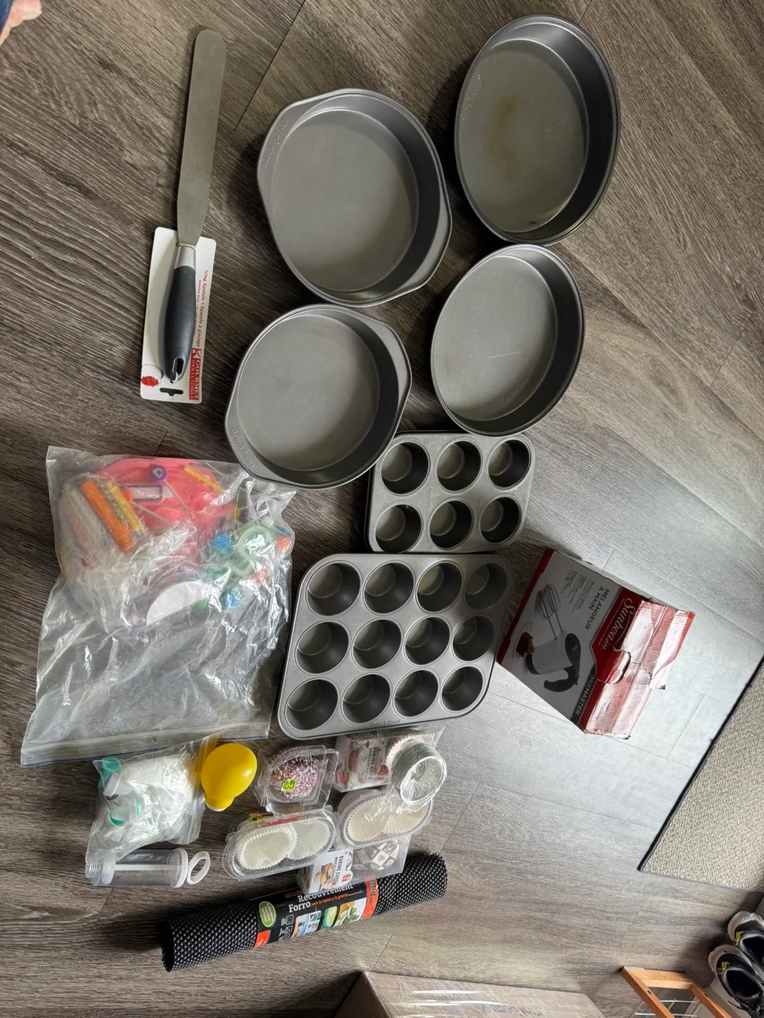 MOVING SALE : Baking Set - Pans, Cupcake Liners, Mixer & More! thumbnail