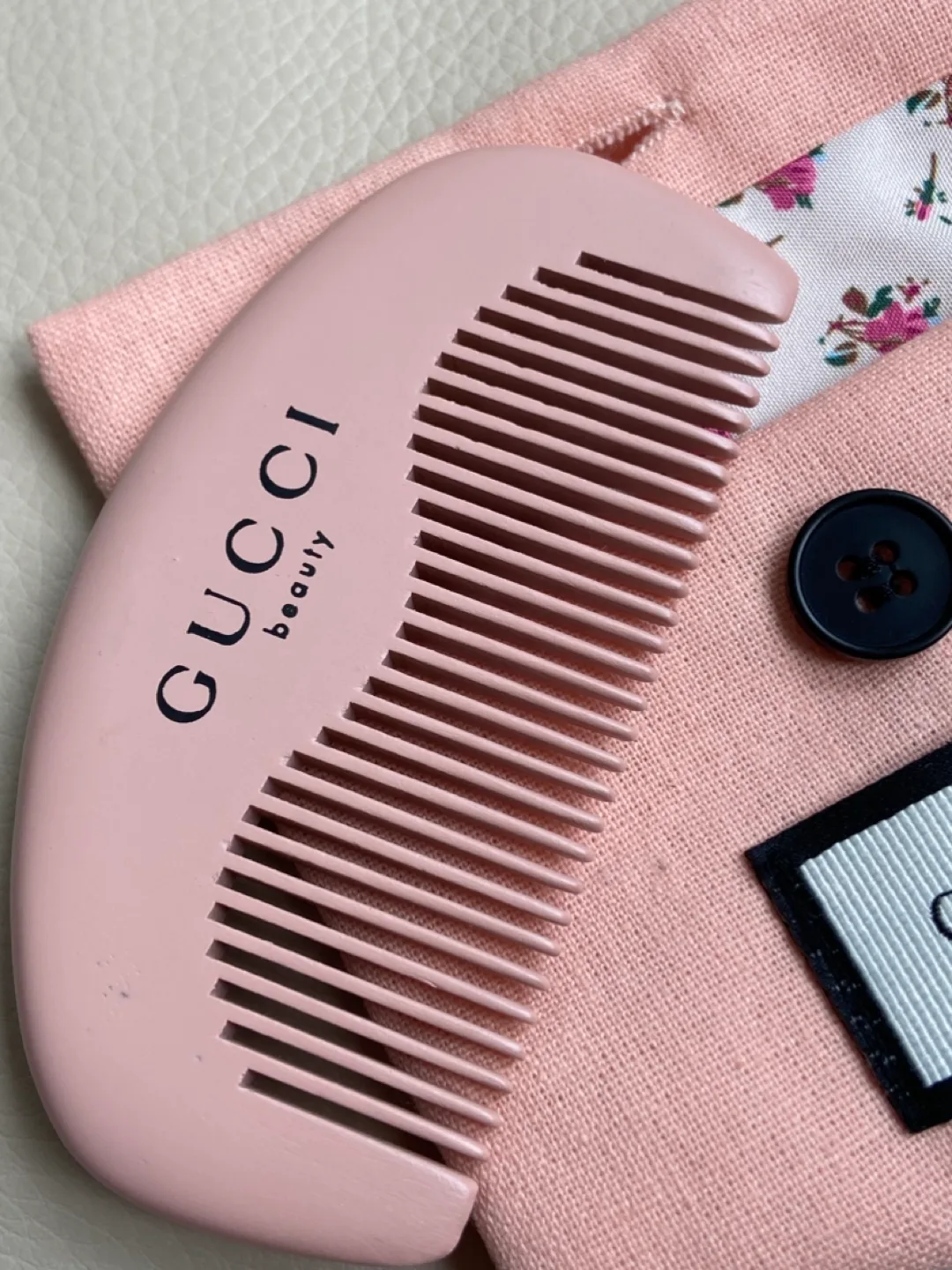 Gucci Beauty Pink Comb with Travel Pouch image indicator(3)