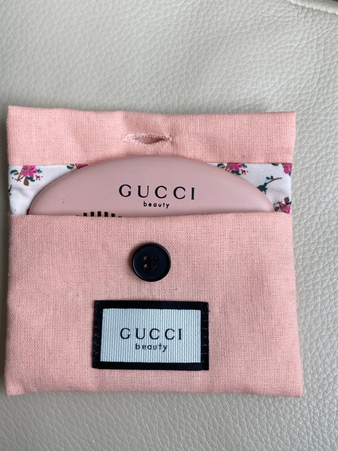 Gucci Beauty Pink Comb with Travel Pouch image indicator(2)