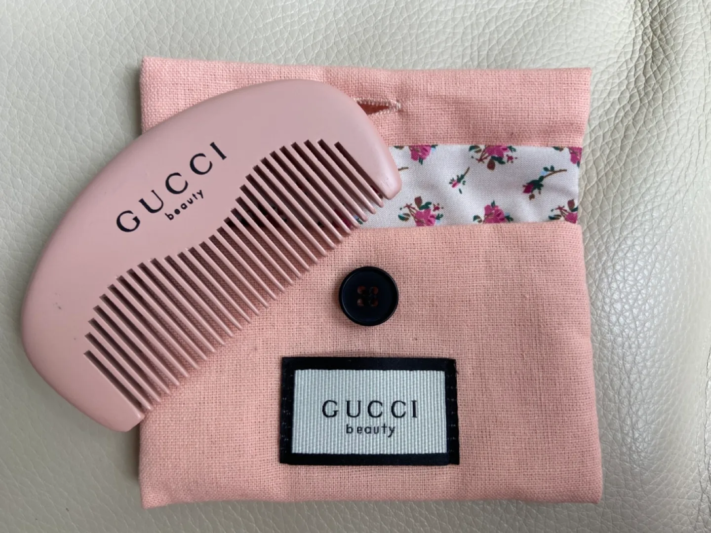 Gucci Beauty Pink Comb with Travel Pouch thumbnail