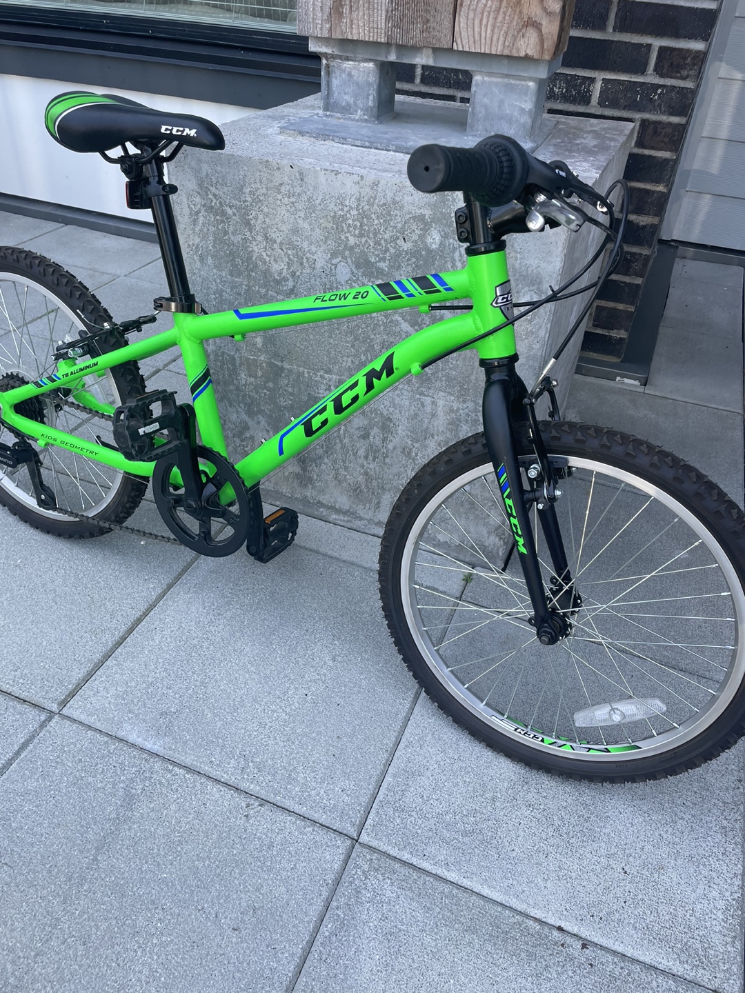 CCM Flow 20 Kids Bike - Bright Green