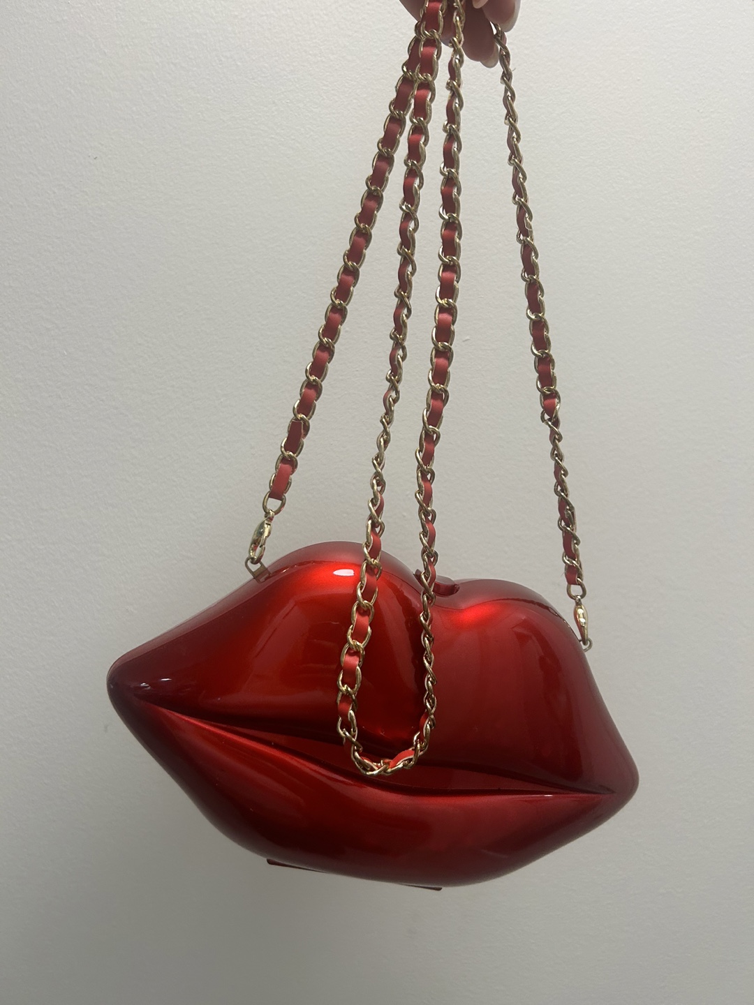 Red Lip-Shaped Clutch Bag with Gold Chain Strap - photo 2