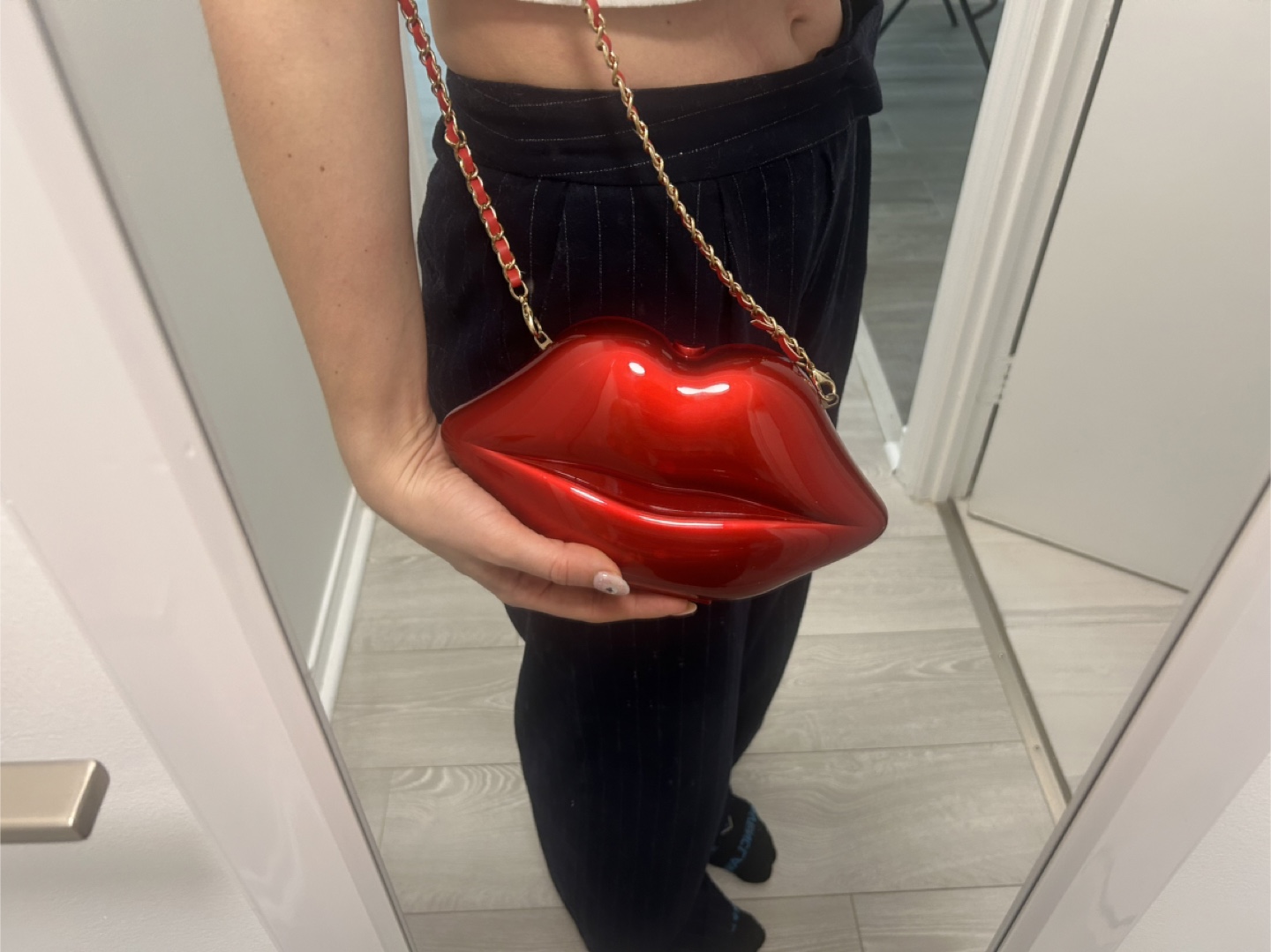 Red Lip-Shaped Clutch Bag with Gold Chain Strap - photo 3
