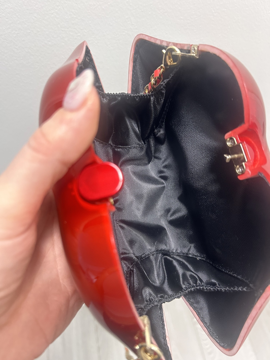 Red Lip-Shaped Clutch Bag with Gold Chain Strap - photo 4
