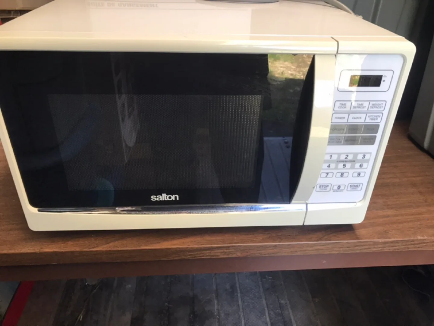 Salton Microwave Oven - White